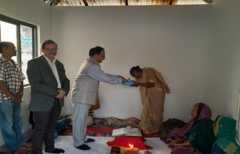 Consul General Sh. Bibekananda Bhattamishra felicitating Smt. Sikhon Bala, leader of the  Ramayan katha group of Sittwe Hindu community. 